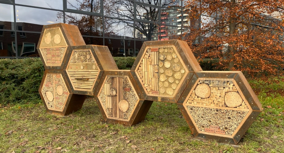 Van der Hoeven Kliniek maakt insectenhotel voor Utrechtse wijk Lauwerecht